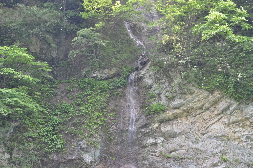地すべり排水を利用した落差80mの滝