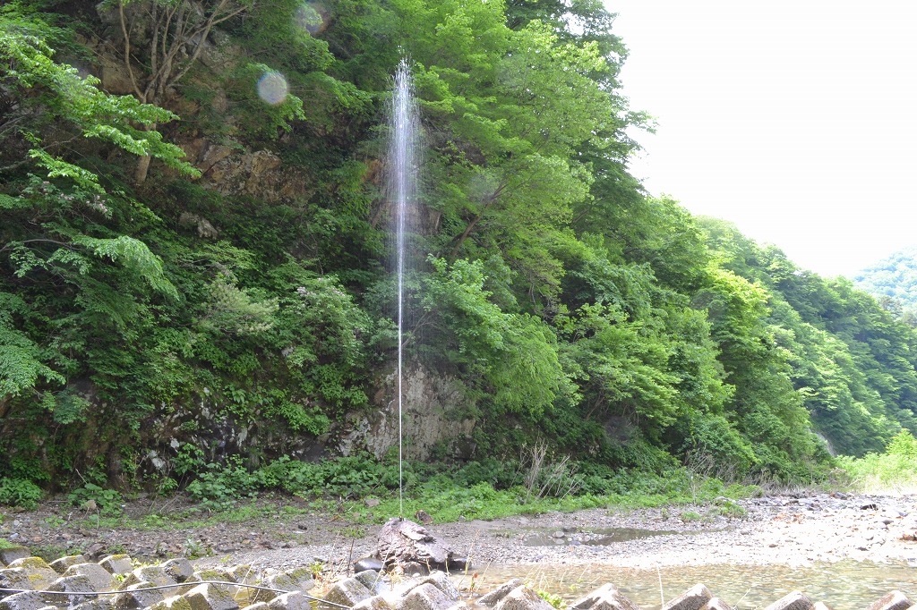 地すべり排水を利用した落差80mの滝