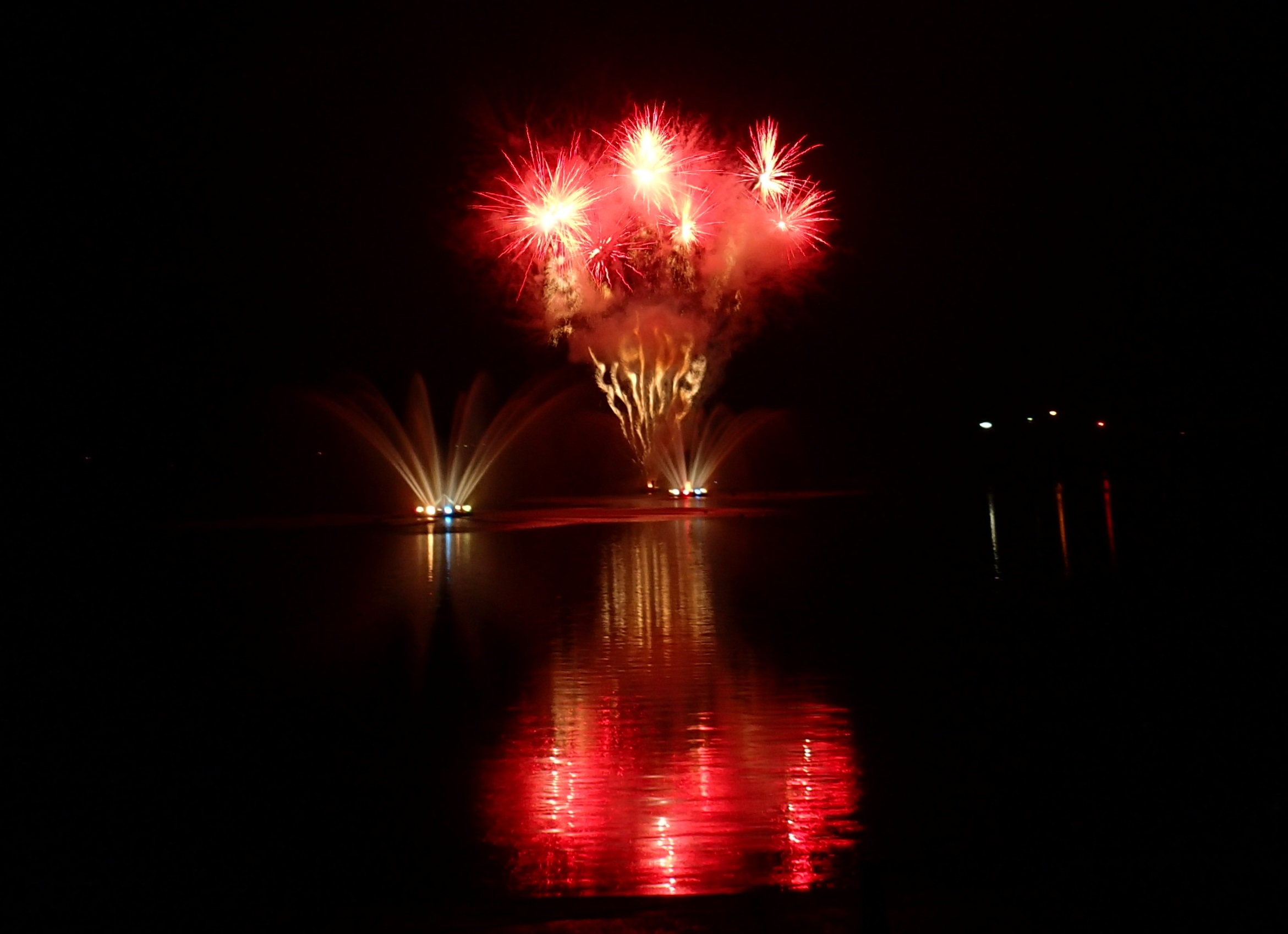 湖に反射した花火①